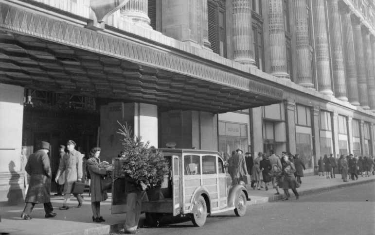 Christmas at Selfridges, 1944. Photo: Ministry of Information. Imperial War Museum/Wiki Commons.