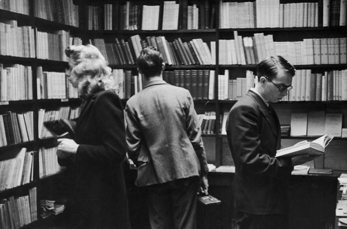 Browsing in an Oxford bookshop, January 1946 © Kurt Hutton/Picture Post/Hulton Getty Images.