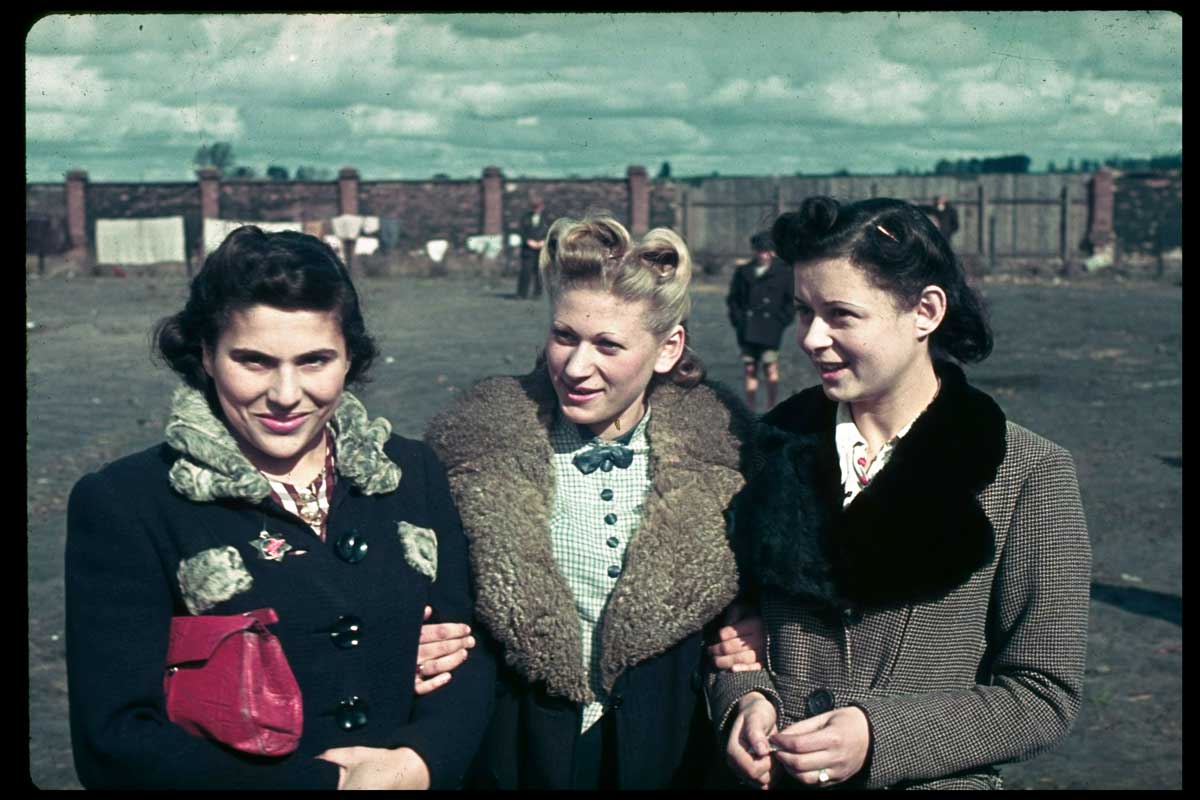 Three unidentified Jewish women in the Kutno ghetto, Poland, 1940, by Hugo Jaeger.