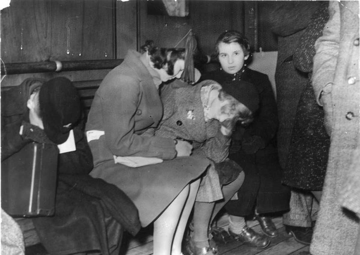 Kindertransport: first refugee children arrive in England from Germany, December 1938. German Federal Archives/Wiki Commons.