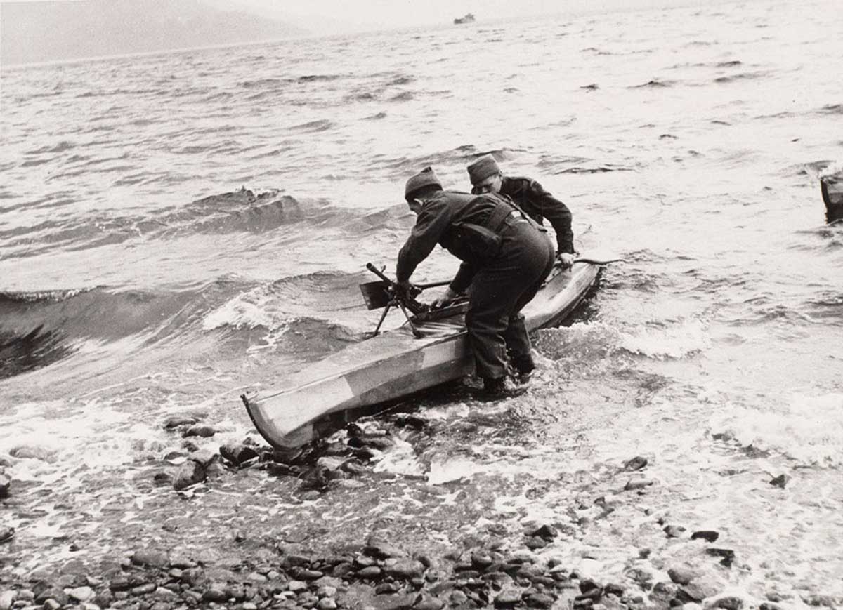 Commandos training with a two-man canoe during landing exercises by Scottish Command, 9 October 1941. National Army Museum.