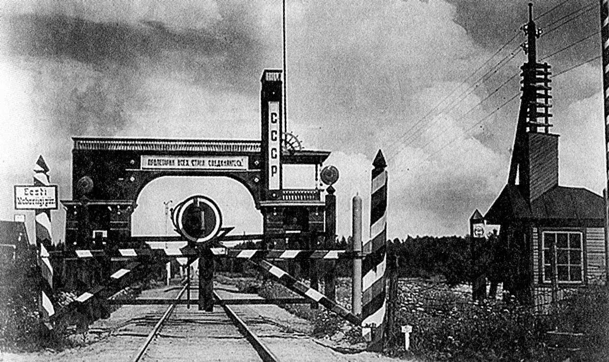 Border crossing between the USSR and Estonia in the village of Komarovka. Photograph c.1930. Wiki Commons. 
