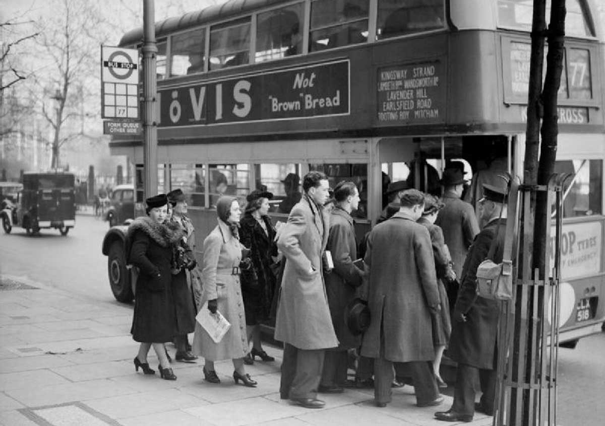 Mrs Ridley (fourth left) queues for a bus to her evening class in the West End of London, 1940. Ministry of Information/Imperial War Museum/Wiki Commons.