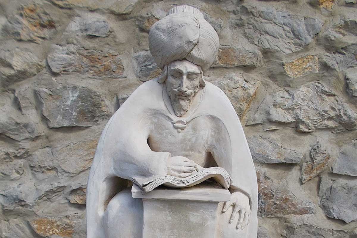 Statue of Evliya Çelebi near Eger Castle, Hungary. Photo by Piros Rostás Bea, 2014. Wikimedia/Creative Commons.