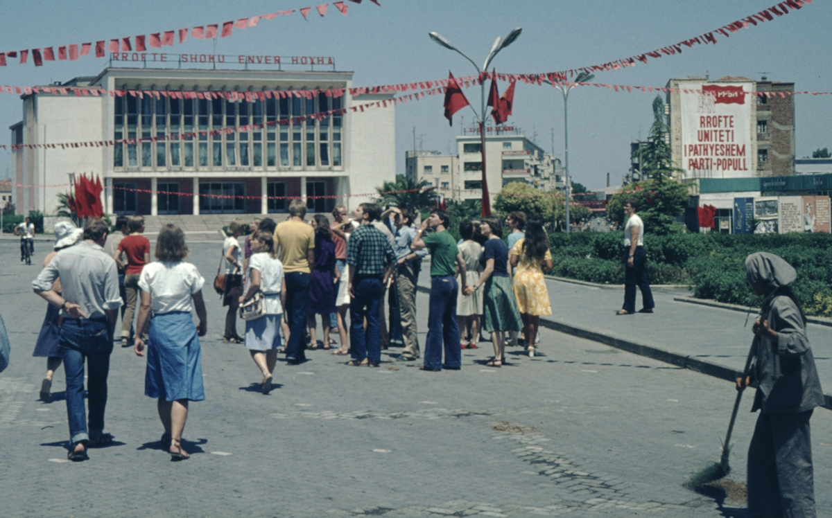 ‘Long live the unbreakable party-people unity’: tourists in front of the Aleksandër Moisiu Theatre, in Durrës, Albania, 1978. Wiki Commons/Robert Schediwy.