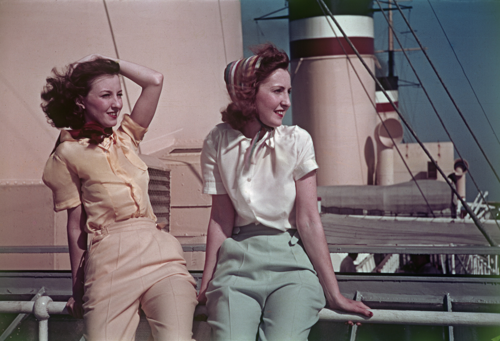 Fashionable young women aboard the German cruise ship Reliance, Franz Grasser, May 1938. Deutsche Fotothek. Public Domain.