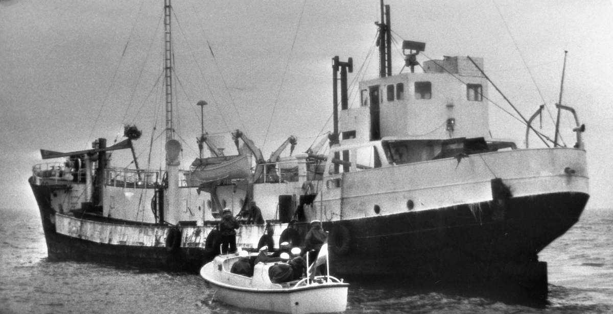 A Dutch navy boat pulls up alongside the Radio Caroline transmitter ship Mi Amigo, c. 1973. National Archives (CC0).