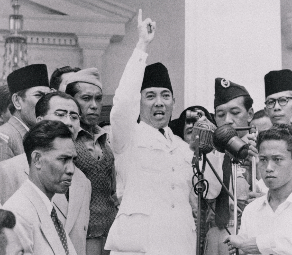 Sukarno addresses a rally in Makassar, 1940. Bettmann/Getty Images.