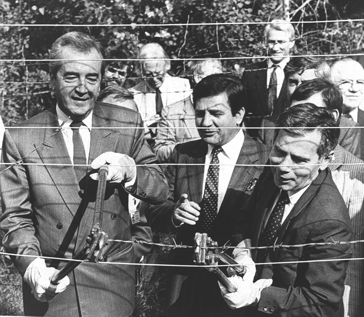 Hungarian foreign minister Gyula Horn cuts through barbed wire along the ‘Iron Curtain’, 27 June 1989. Associated Press/Alamy Stock Photo.