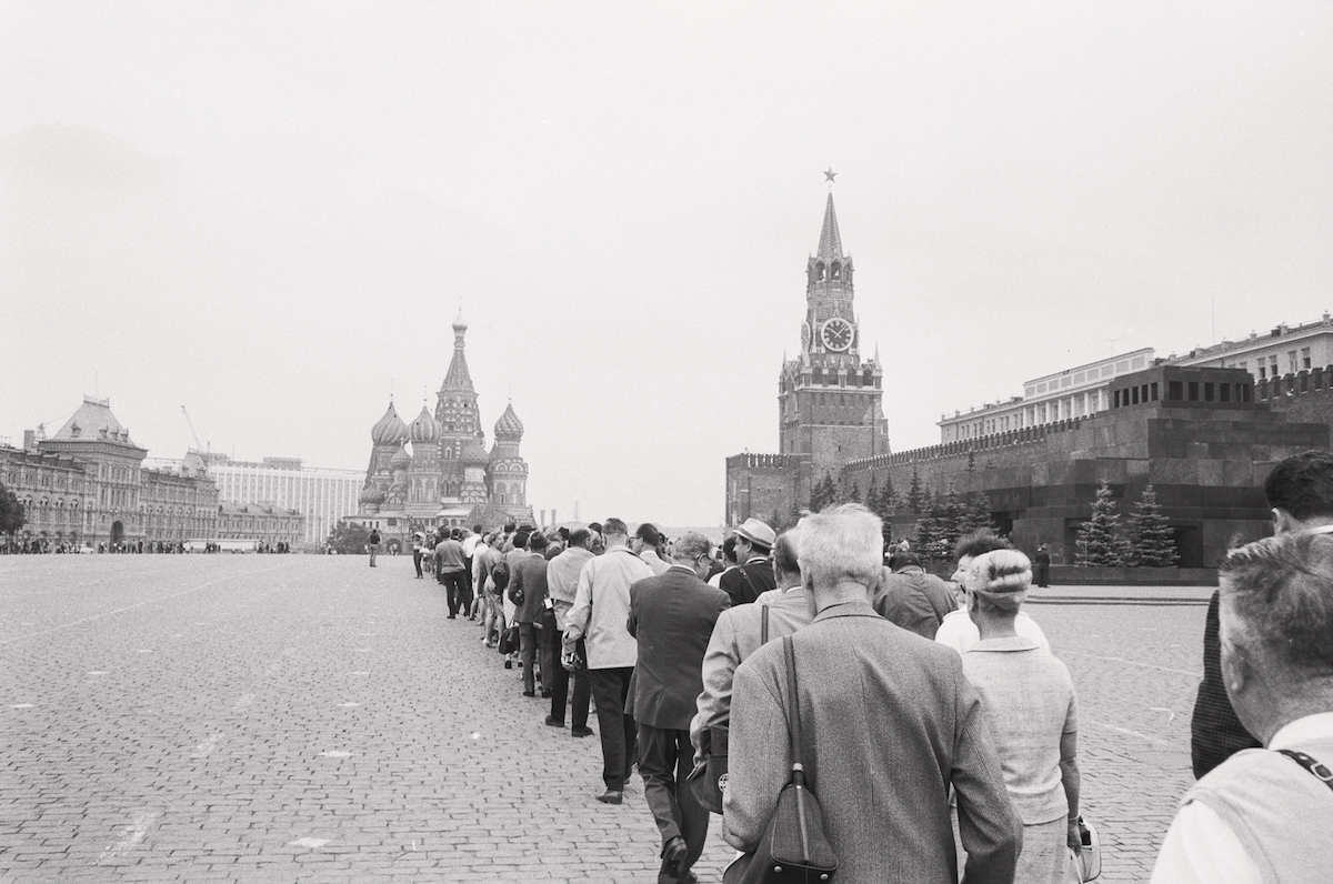 A queue in front of the Lenin Mausoleum, by Hans Gerber, August 1965. ETH Library Zurich, Image Archive / Com_L15-0757-0600-0002 (BY-SA 4.0). A queue in front of the Lenin Mausoleum, by Hans Gerber, August 1965. ETH Library Zurich, Image Archive / Com_L15-0757-0600-0002 (BY-SA 4.0).