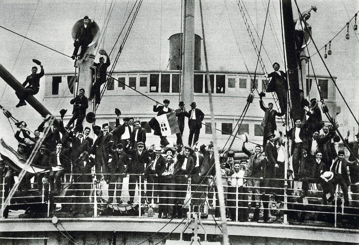 Italian-American emigrants returning to Italy, 1915. Fototeca Gilardi/akg-images. Italian-American emigrants returning to Italy, 1915. Fototeca Gilardi/akg-images.