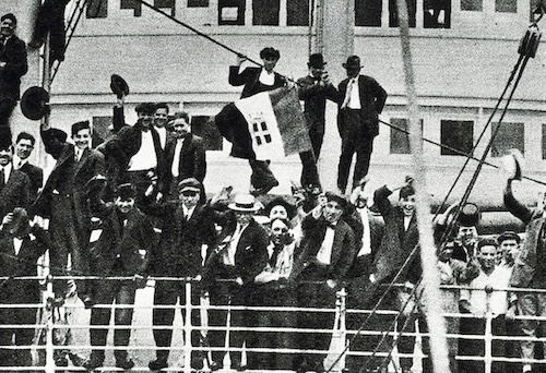 Italian-American emigrants returning to Italy, 1915. Fototeca Gilardi/akg-images.