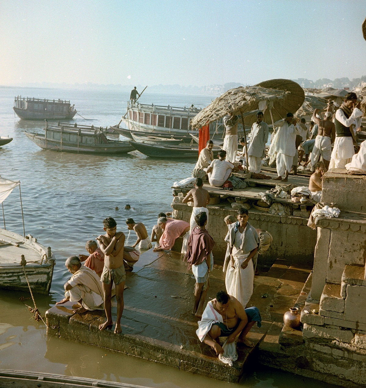 Hindu pilgrims bathing in the Ganges, 1959. © Deutsche Fotothek / Schröter, Wolfgang G. Hindu pilgrims bathing in the Ganges, 1959. © Deutsche Fotothek / Schröter, Wolfgang G.
