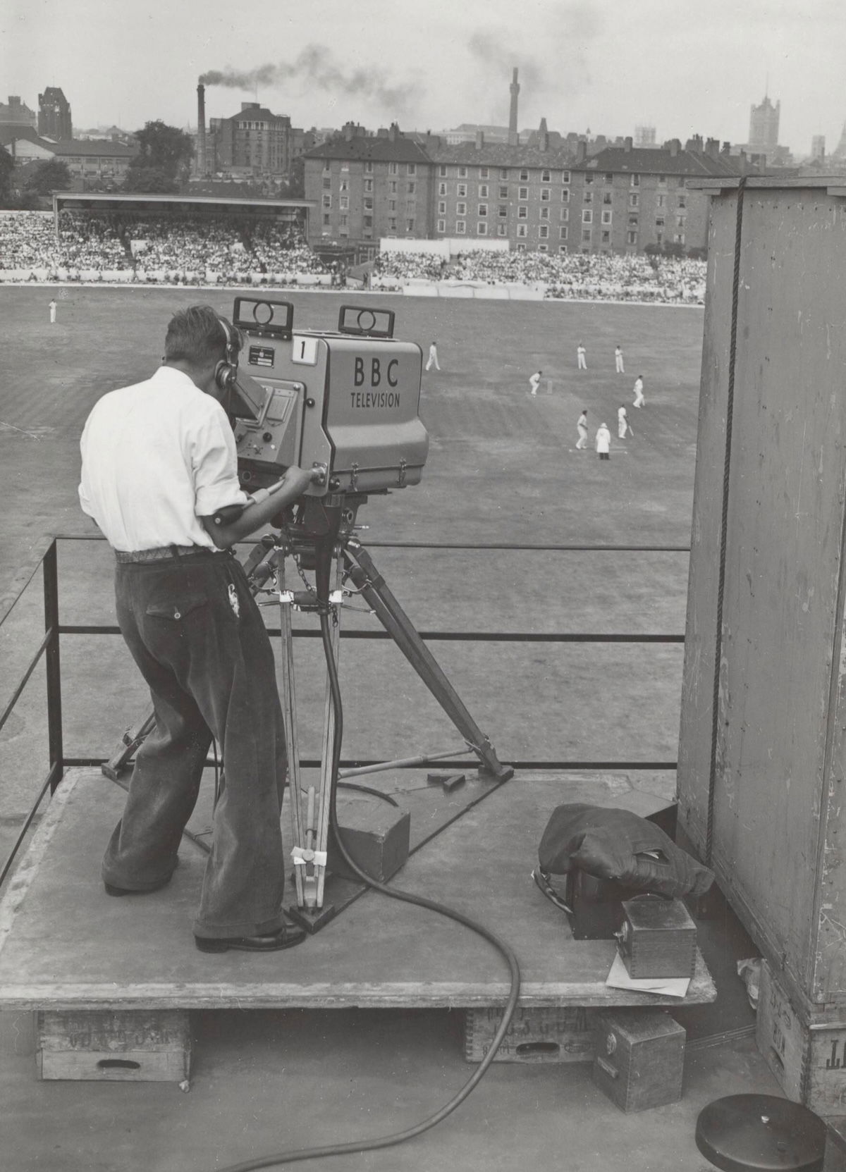 A BBC cameraman shoots the Test Match between England and New Zealand, August 1949. Nationaal Archief. Public Domain. A BBC cameraman shoots the Test Match between England and New Zealand, August 1949. Nationaal Archief. Public Domain.