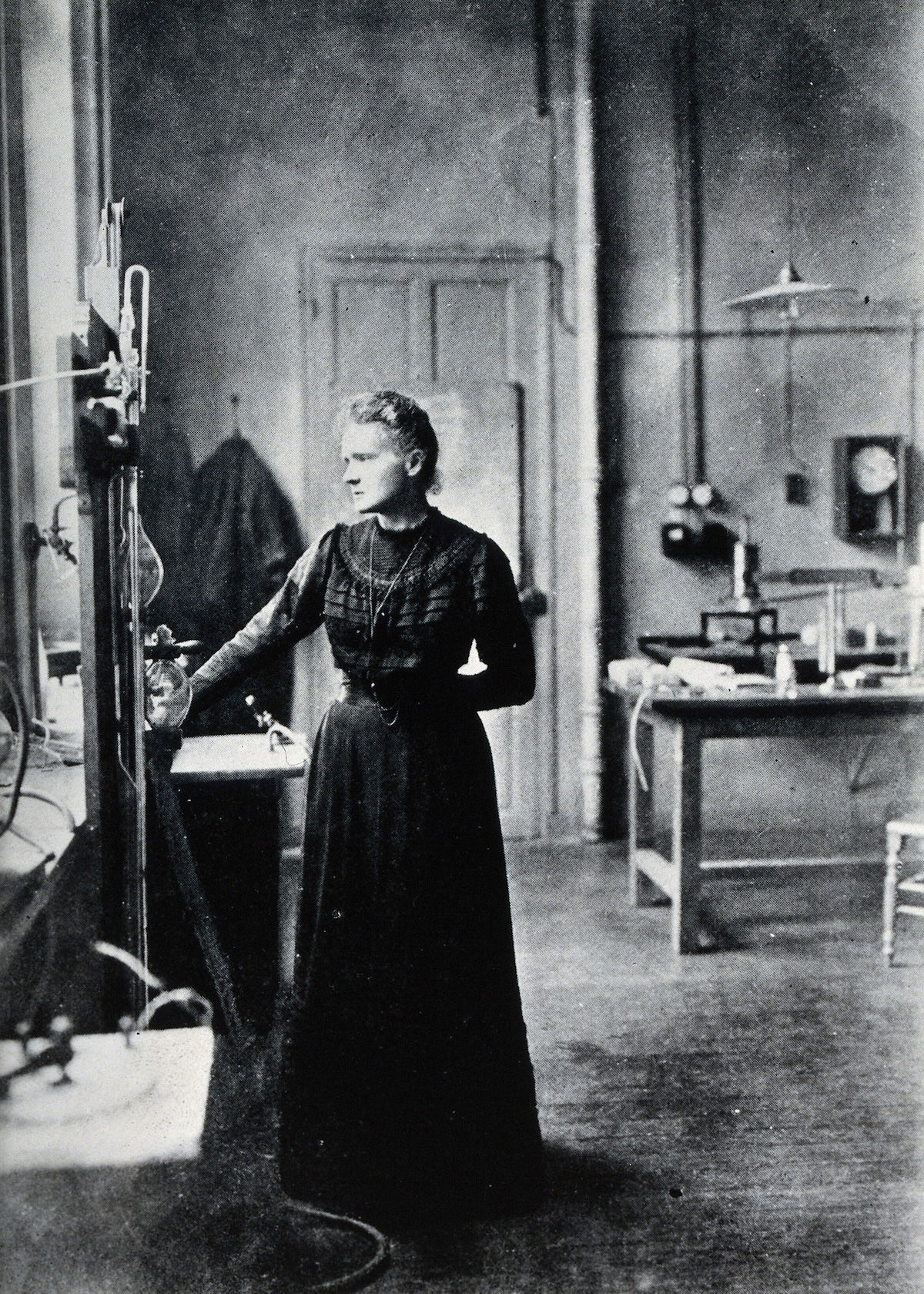 A portrait of Marie Curie in her laboratory. Wellcome Collection. Public Domain.