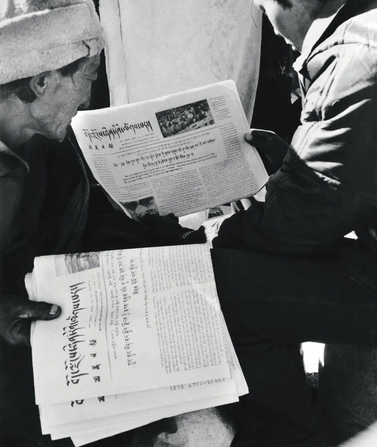 Tibetans reading Tibet Daily, 1989. Ma Jingqui/AFP/Getty Images.