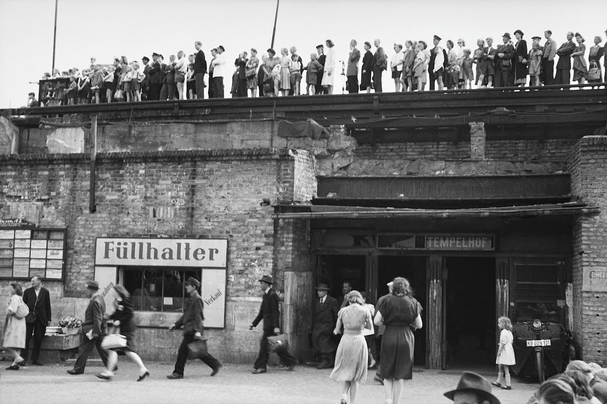 Berliners watch transport planes landing at Tempelhof Airport, Fritz Eschen, June-October 1948. © Deutsche Fotothek / Unbekannter Fotograf.