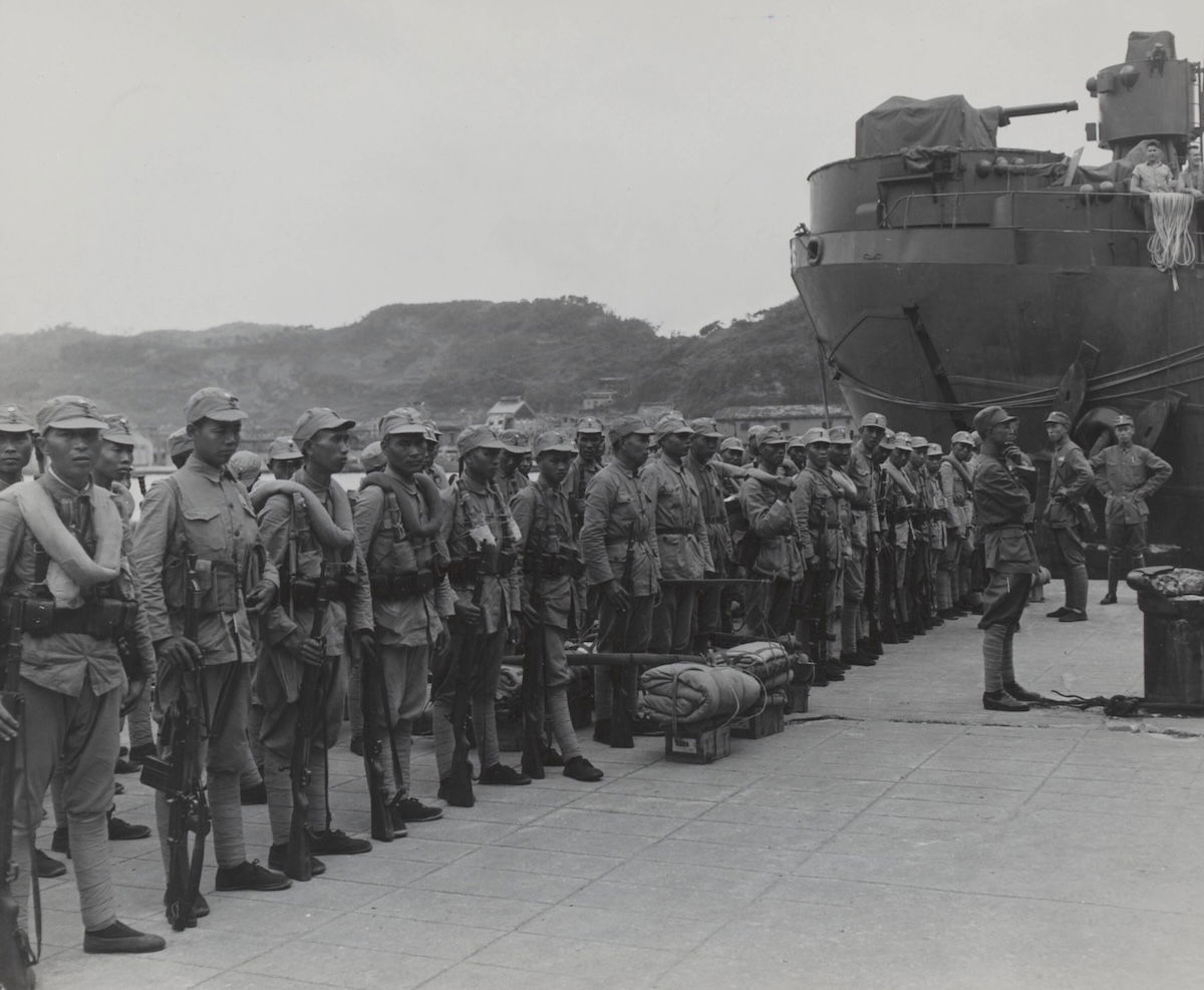 Chinese nationalist soldiers disembark from a US ship at Taiwan, October 1945. Nationaal Archief. Public Domain.