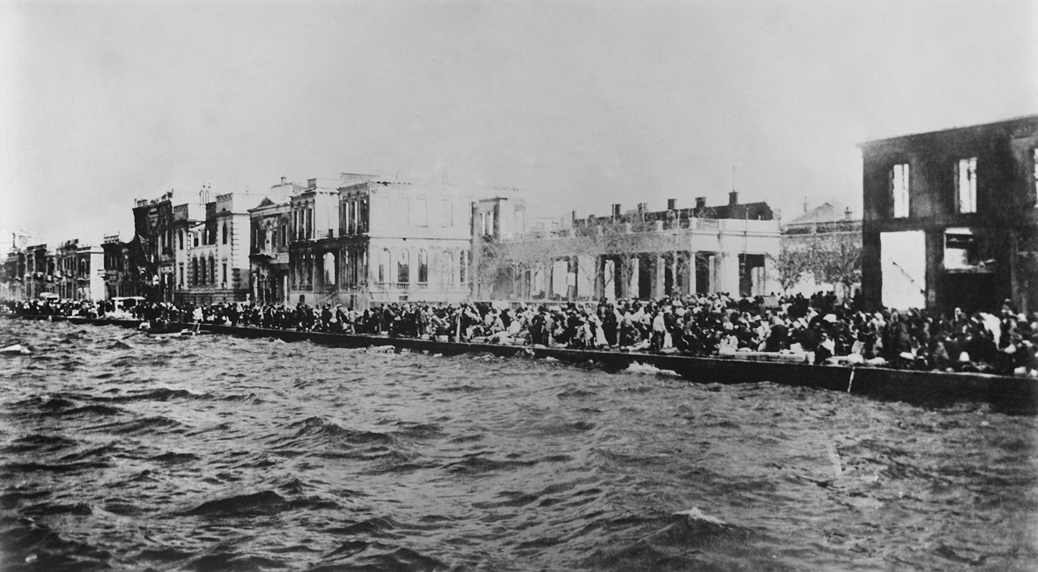  Thousands of Greek and Armenian refugees crowd onto Smyrna