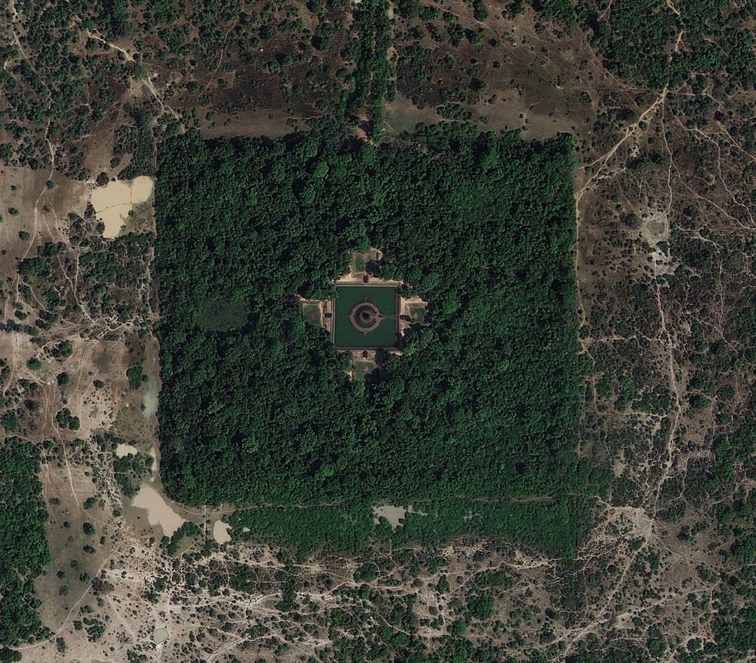 Aerial view of Neak Pean, Google Earth, 2020.