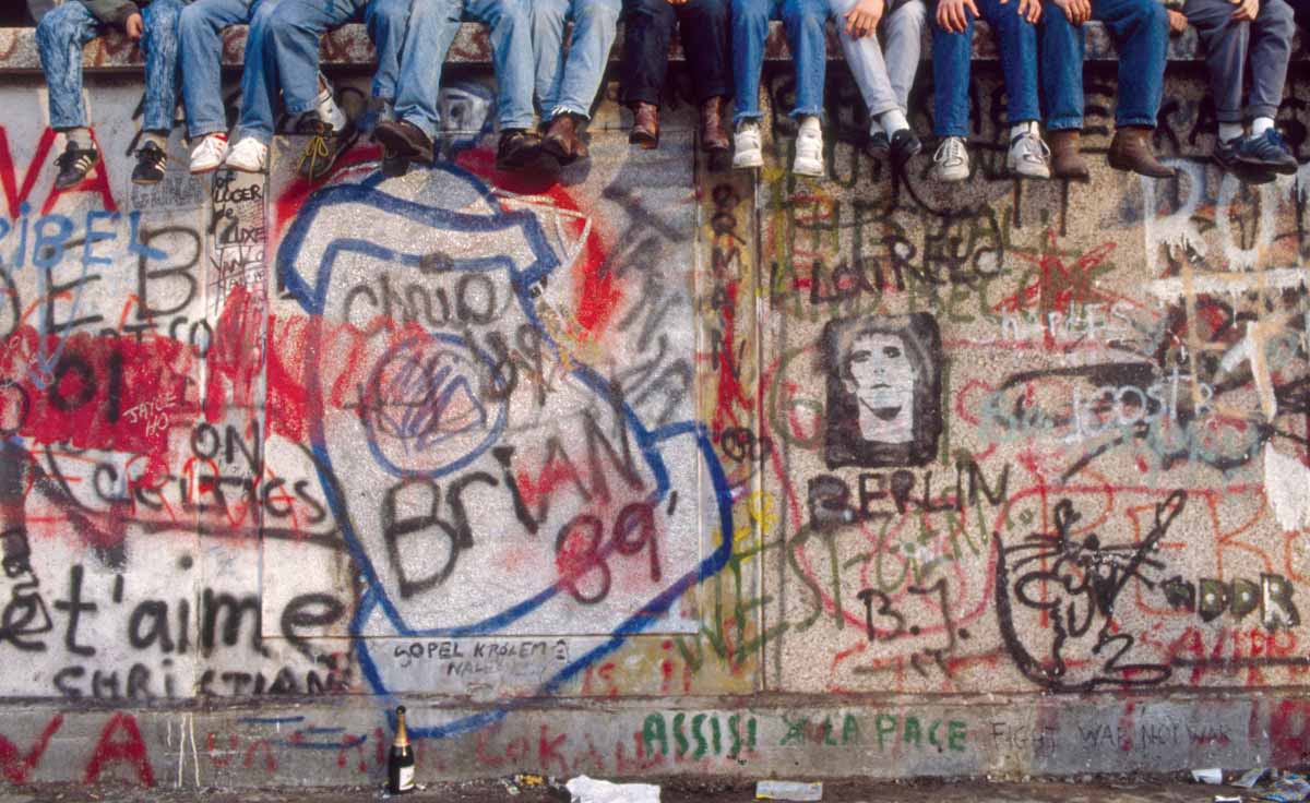 Crowds on top of the Berlin Wall, 10 November 1989 © Tom Stoddart/Getty Images.