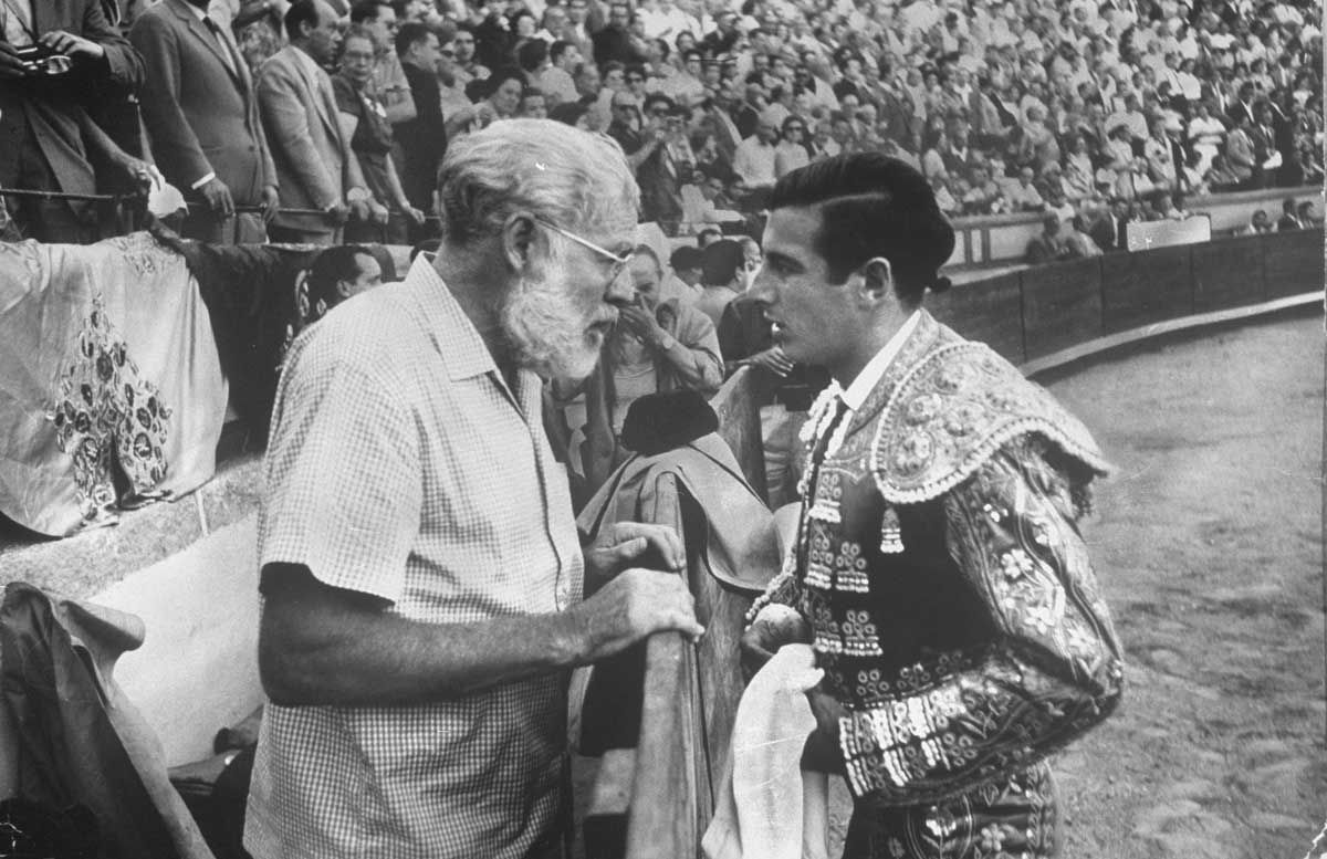 Ernest Hemingway talks with Antonio Ordonez, c.1960 © Loomis Dean/LIFE/Getty Images.