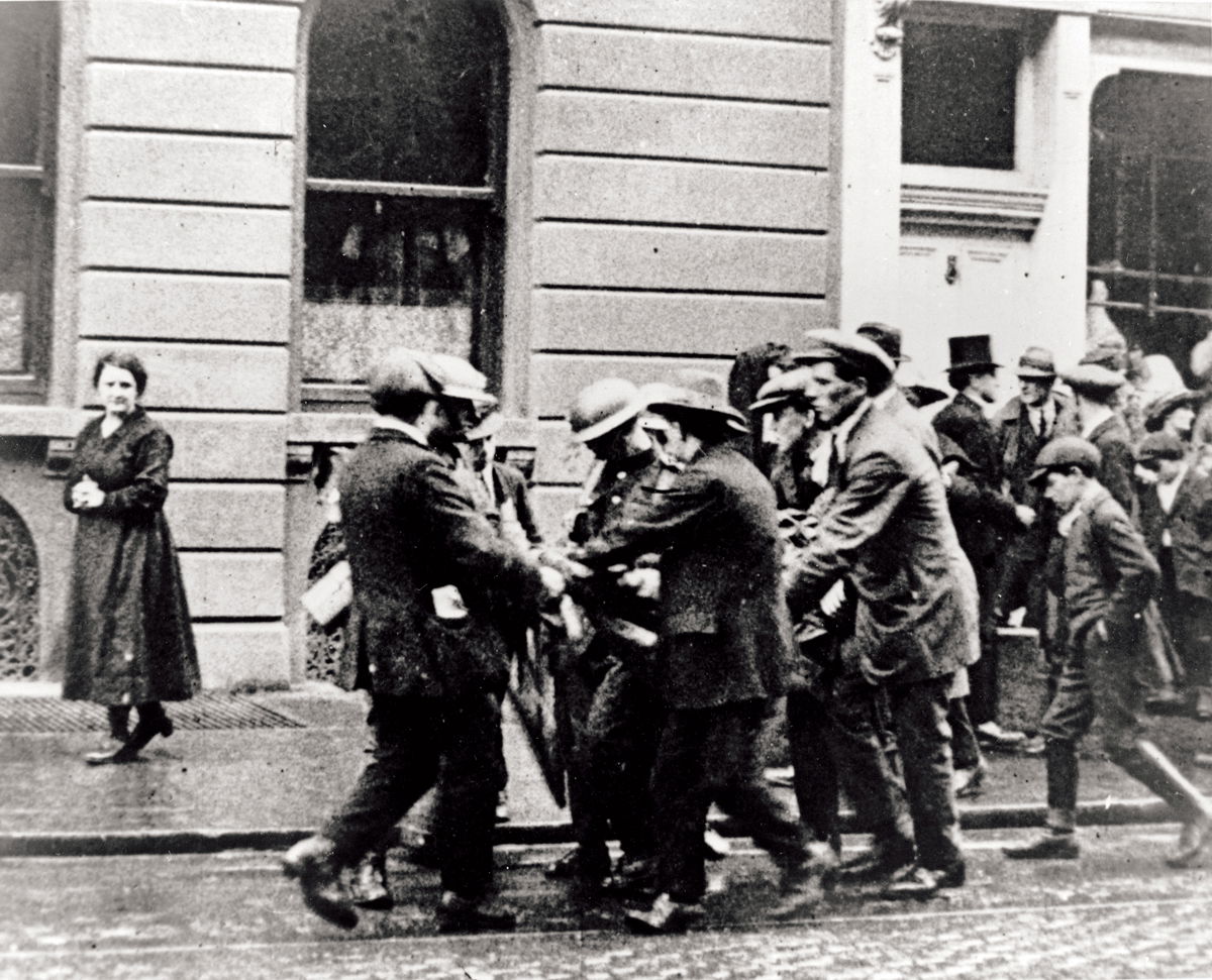 The body of Sean Treacy is carried away following a shoot-out with the Black and Tans, Dublin, 14 October 1920 © Sean Sexton/Getty Images.