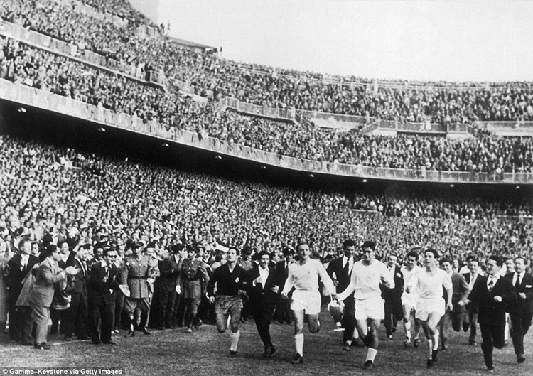 Real Madrid at the Bernabeu after a 2-0 win over Fiorentina in the 1957 European Cup final 