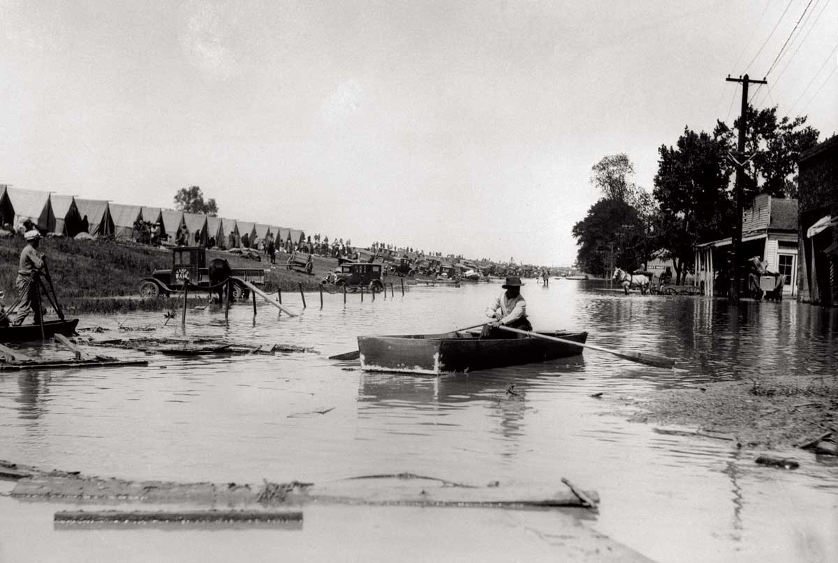 Refugee tents at Greenville, Mississippi, flooded by river water, 27 April 1927 © Getty Images