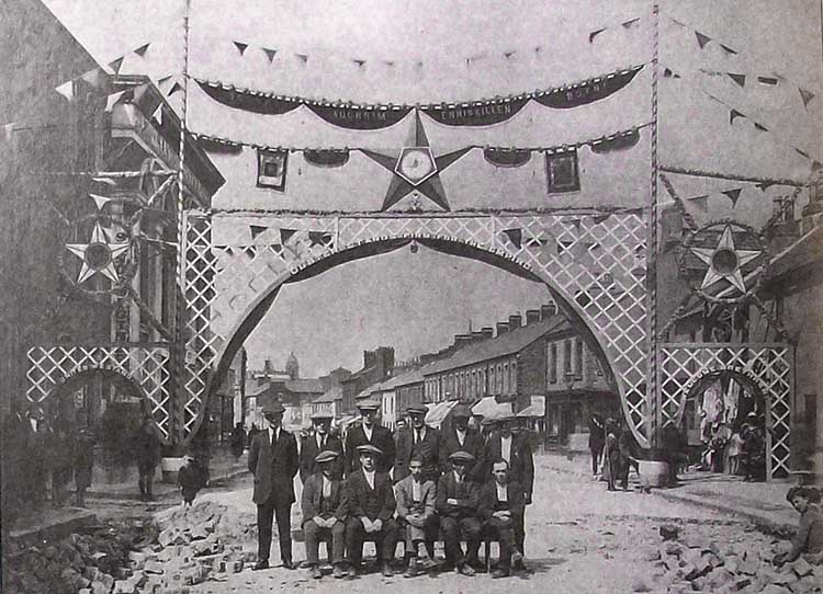 An Orange arch in Sandy Row, Belfast, circa 1920. Wiki Commons.