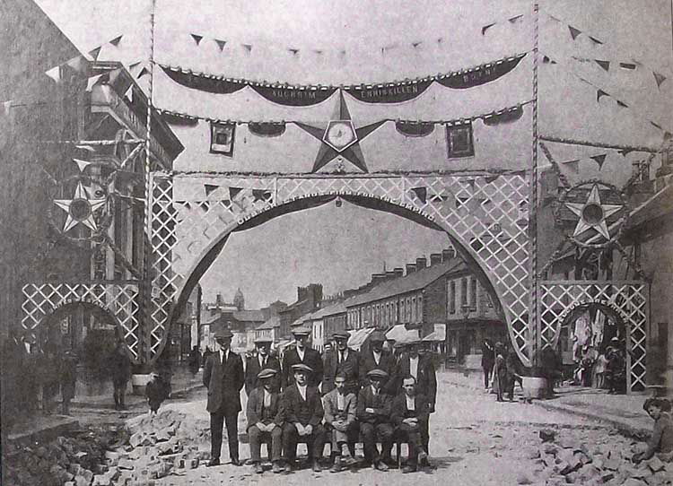 An Orange arch in Sandy Row, Belfast, circa 1920. Wiki Commons.