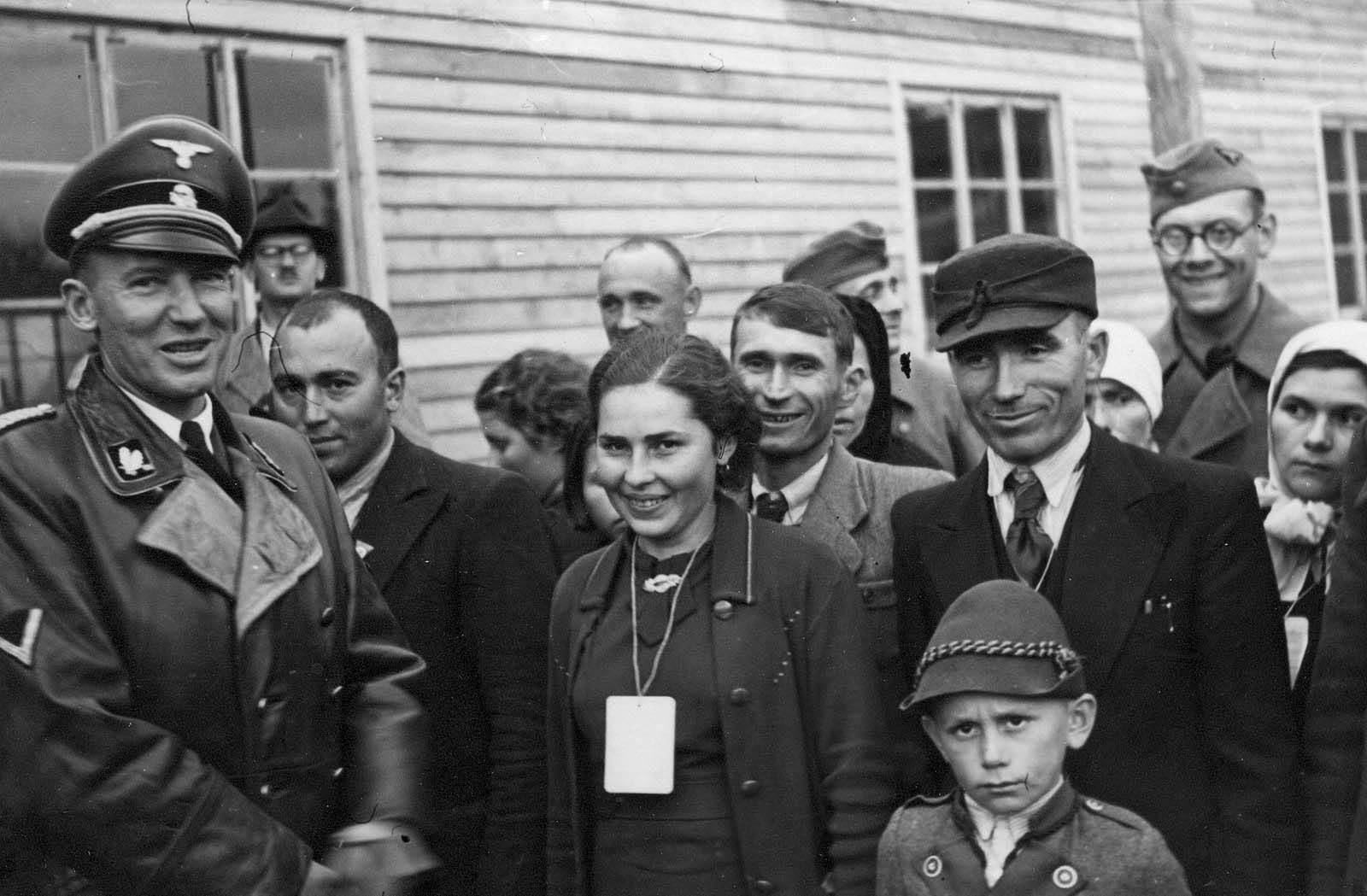 Otto Wächter with German settlers in Sanok in 1940. Wiki Commons.