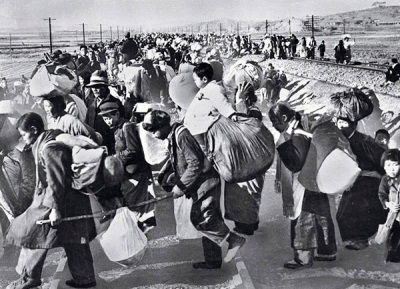 Hundreds of thousands of South Koreans fled south in mid-1950 after the North Korean army invaded. 