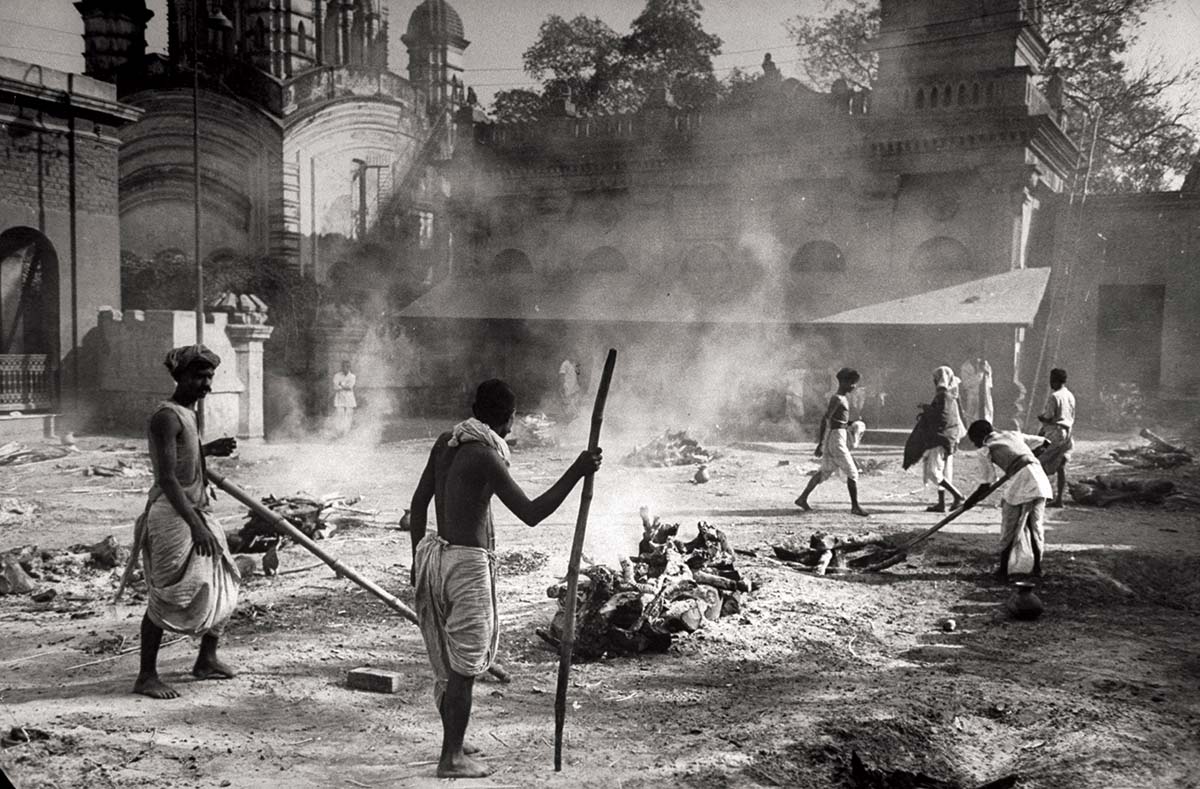 Hindus burn the bodies of co-religionists who have died of starvation,  at Calcutta’s Myrone Memorial, 1943 © William Vandivert/LIFE/Getty Images
