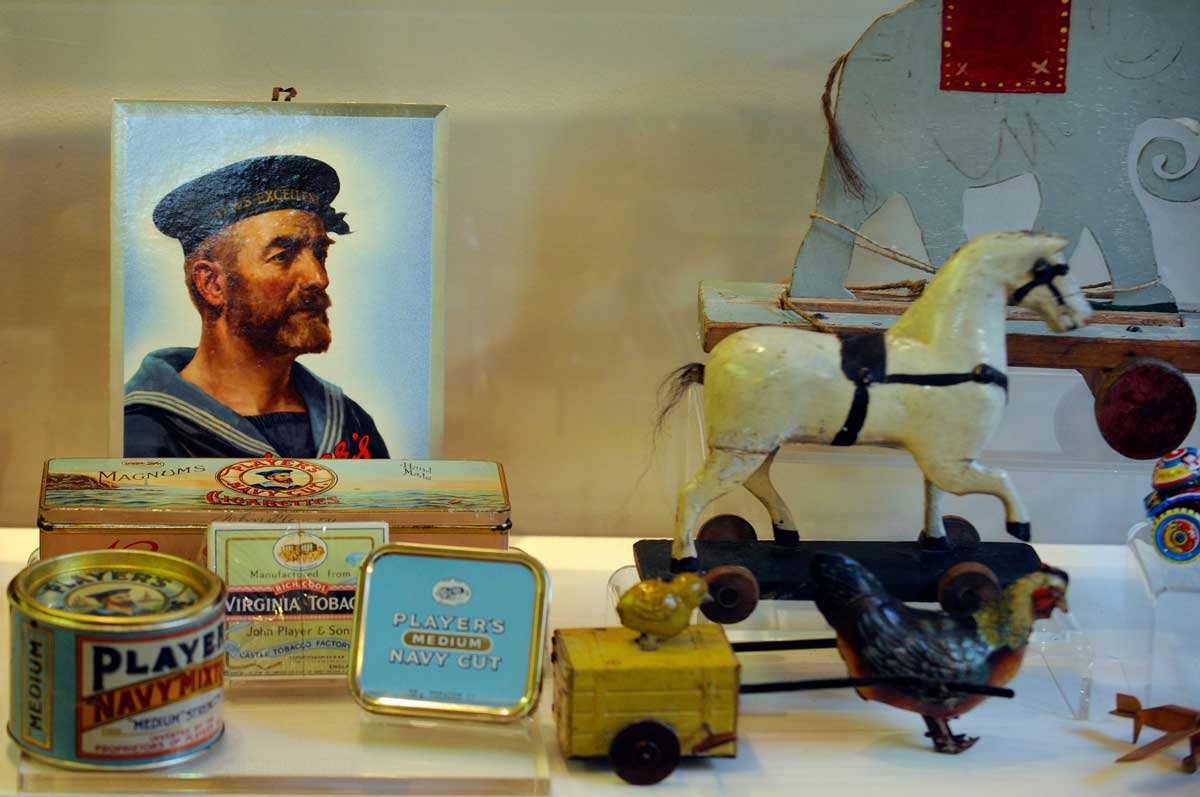 A sailor’s return: a display case of smoking paraphernalia at Nottingham’s Brewhouse Yard Museum. Alamy.