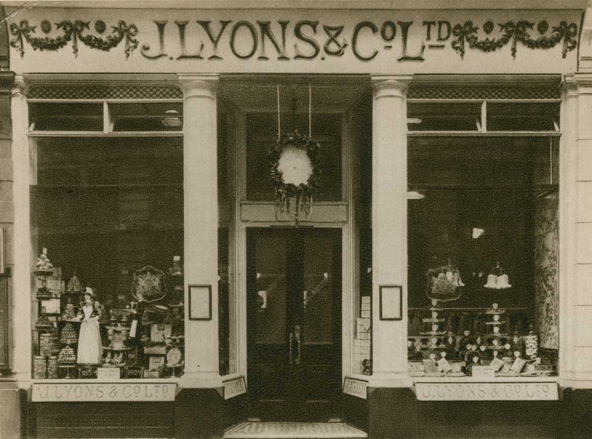 Lyons Tearoom, Piccadilly.