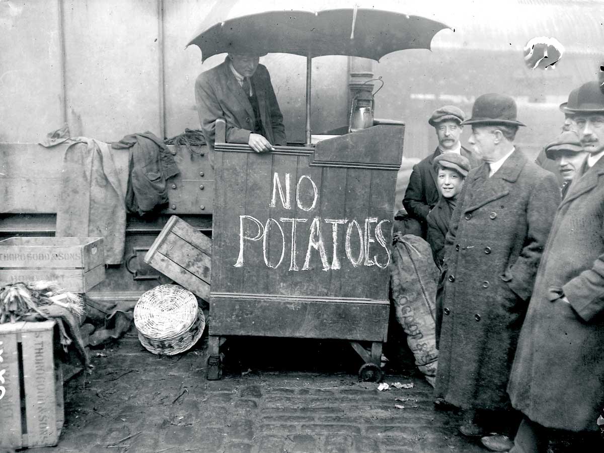 Greengrocer during the food shortage, March 1917 © Topfoto.