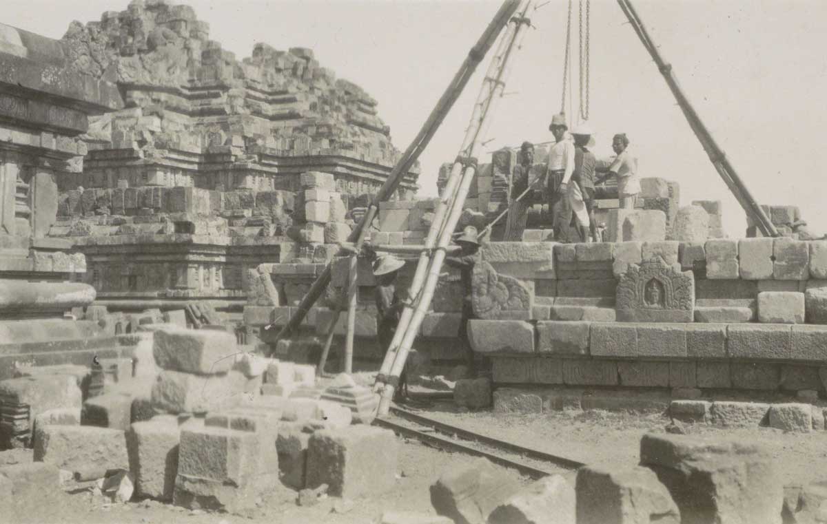 Workers at an archaeological excavation site, anonymous, c.1920-1930. Rijksmuseum.