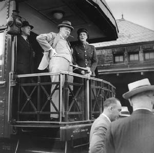 Walter Thompson standing behind Churchill on a train on a speaking tour of the US