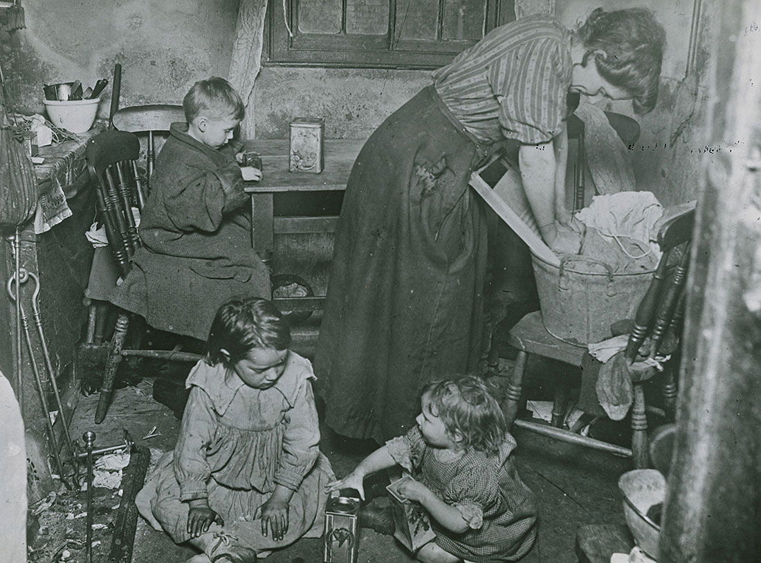 A great hardship: mother and children, London, early  20th century. © Bridgeman Images.