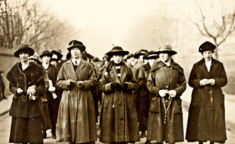 Republican women recite the Rosary outside Dublin’s Mountjoy Prison following the execution of IRA member Thomaas Traynor during the Anglo-Irish War.