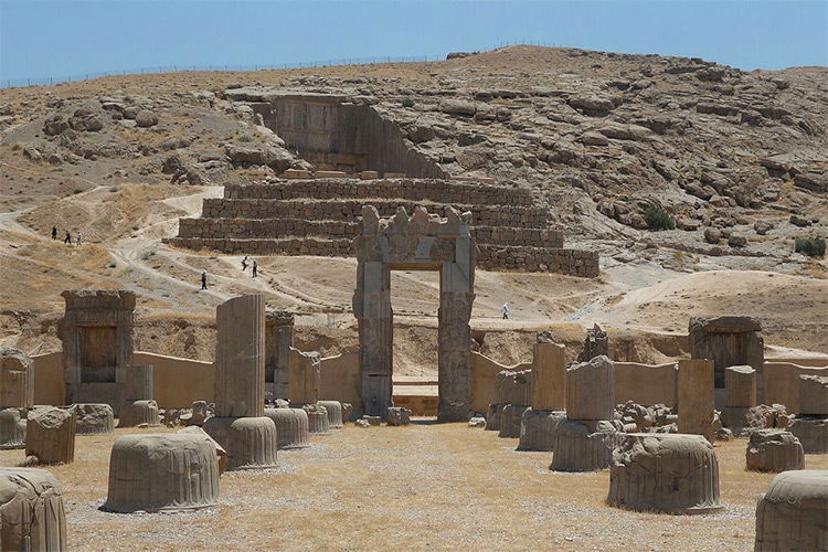 Palace of 100 Columns and Tomb of Artaxerxes III, June 2014 by Elessar2008. Licensed under CC BY-SA 4.0 via Wikimedia Commons.