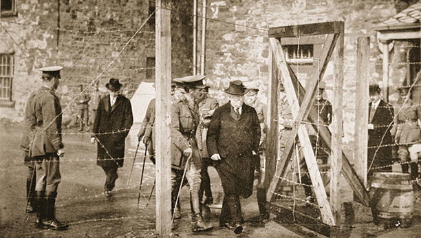 Asquith leaves Richmond Barracks, Dublin, May 1916. Bridgeman/Stapleton collection