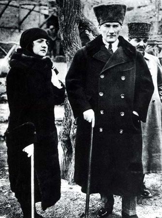 Mustafa Kemal Atatürk and his wife Latife Uşakizâde during a trip in 1923. 