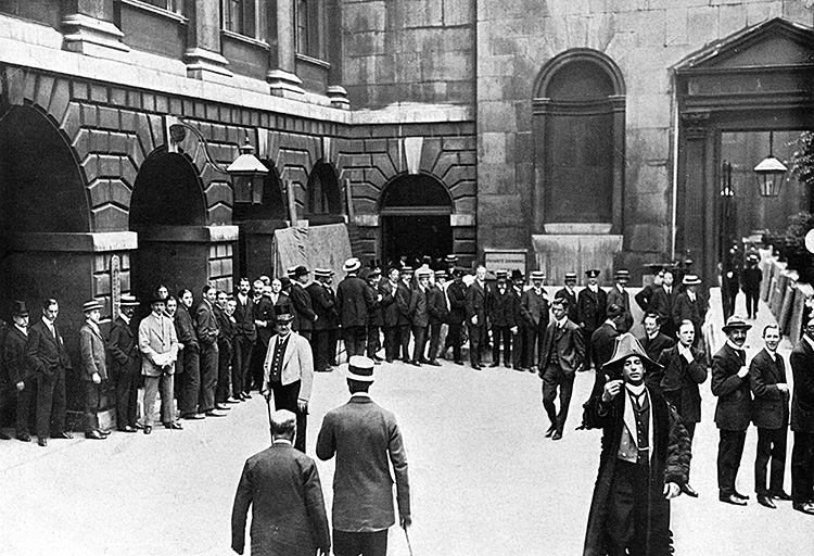 A queue at the Bank of England to change bank notes into gold, July 31st, 1914