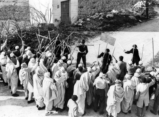 Local police trainees in Tripoli, Libya are taught riot drill by men under the command of fomer Metropolitan Police Superintendent Len Allen, c.1950. Photo: Getty Images/Hulton Archive