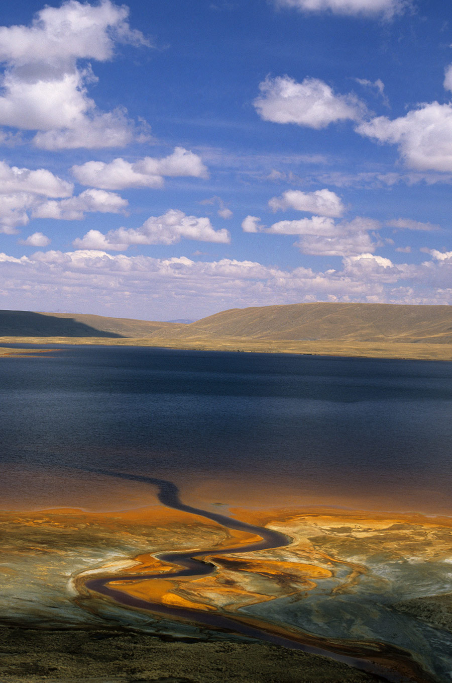 Stream contaminated by tin mine chemicals, Lake Milluni, June 2003. © Alamy