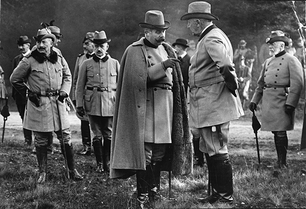 Franz Ferdinand (in fur-lined coat) on a hunting weekend with Wilhelm II (left) in 1914. AKG Images