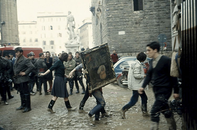 Unstuck from the mud: volunteers rescue artworks in the Piazza della Signoria, Florence, 1966. © Getty Images.