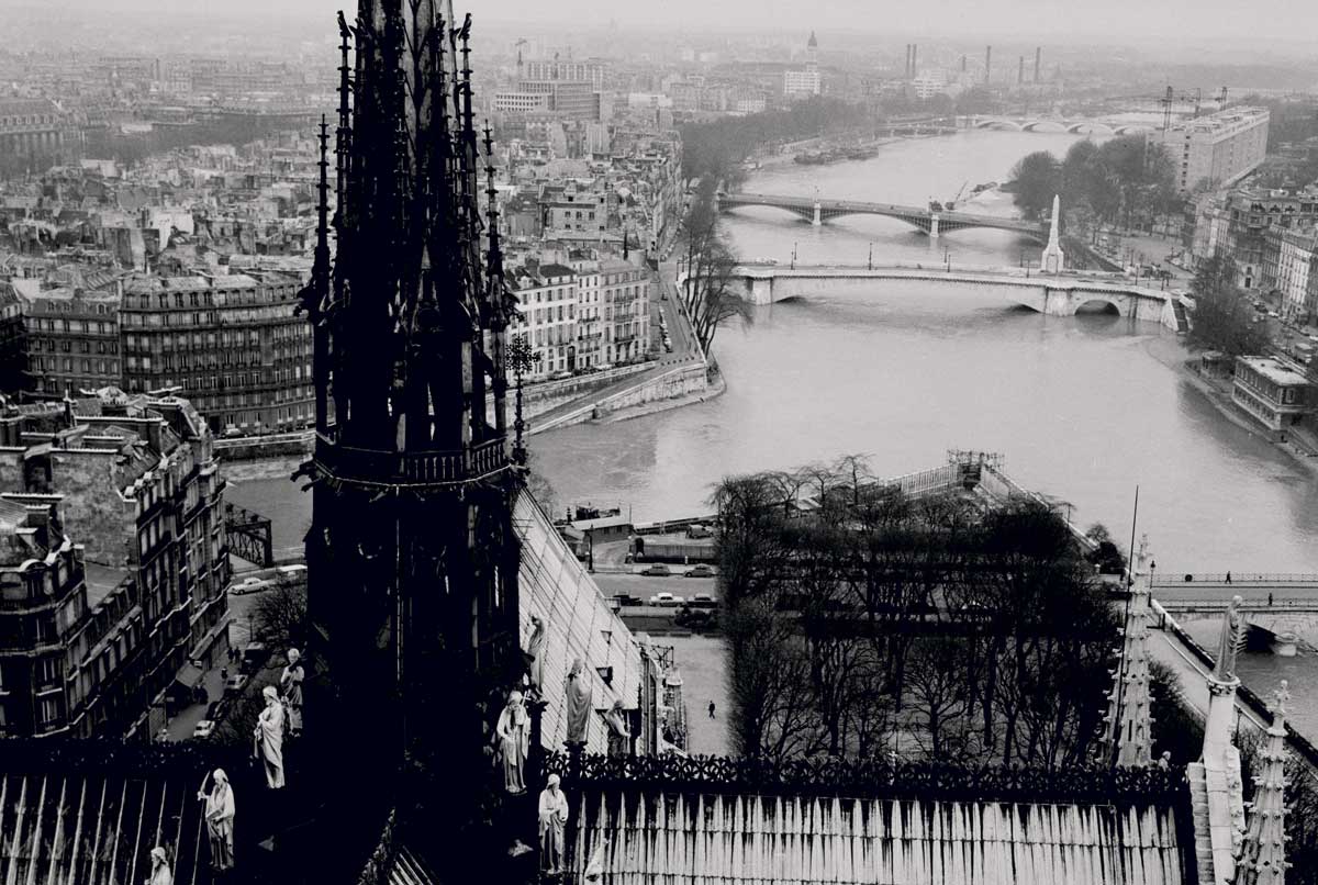 ‘The city of lovers / Is glowing this evening’: view from the roof of Notre-Dame, 1961. Photo by Gunter R Reitz/Michael Ochs Archives © Getty Images